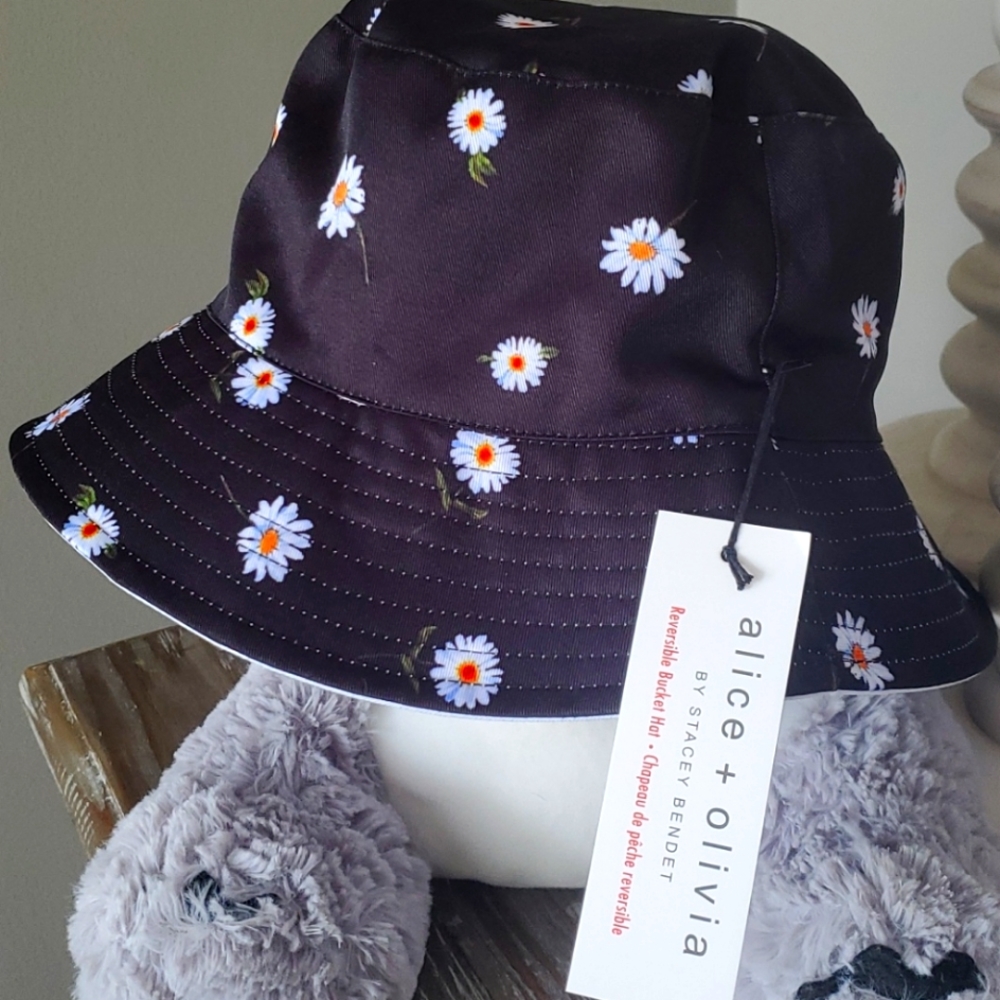 Alice + Olivia  Reversible bucket hat